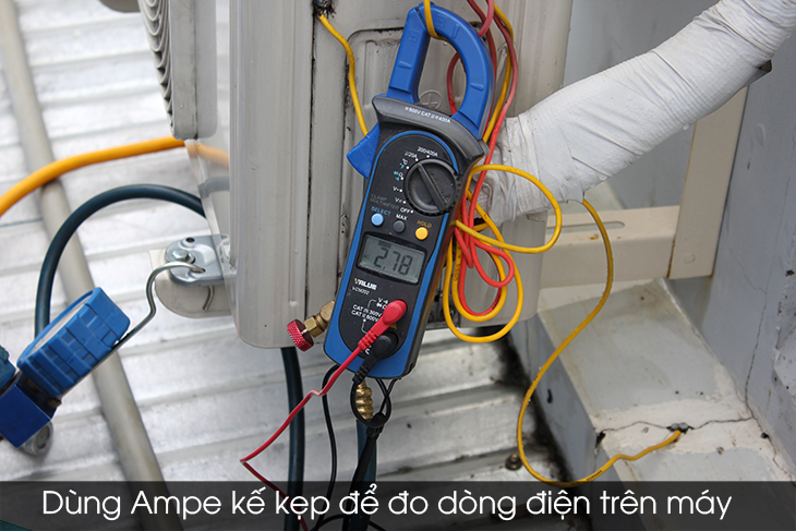 Dùng Ampe kế để đo dòng điện trên máy