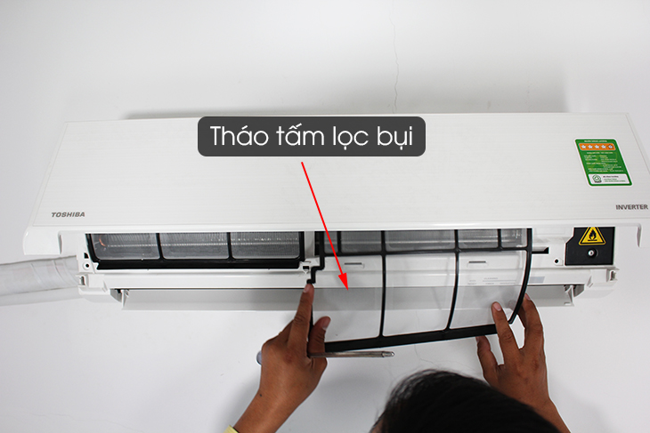 Tháo tấm lọc bụi