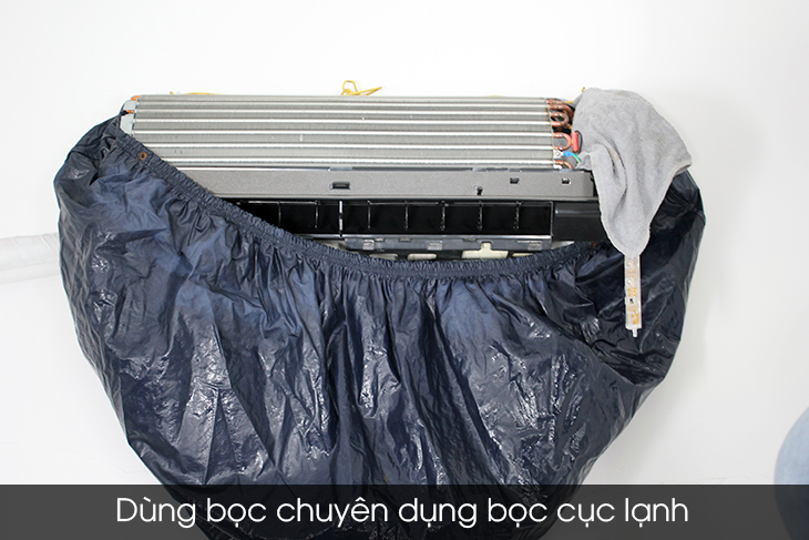 Dùng bọc chuyên dụng để bọc lại cọc lạnh